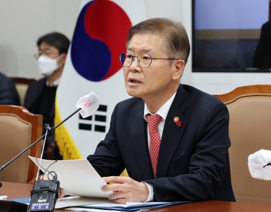 이정식 고용노동부 장관이 지난 5일 세종시 정부세종청사에서 열린 확대간부회의에서 발언하고 있다. <연합뉴스>